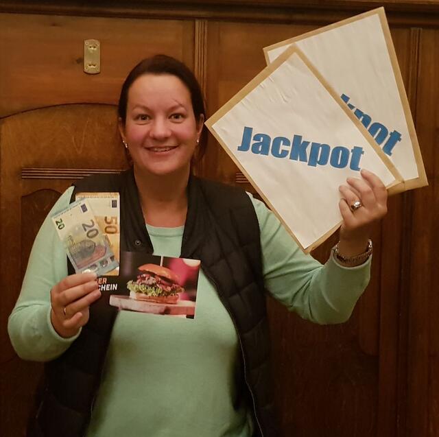 Bianca Jünemann gewann Gutschein von "Beer + Burger / Halle 9" im Wert von 55,- Euro, knackte zudem den Jackpott und erhielt zusätzlich 70,- Euro in bar.