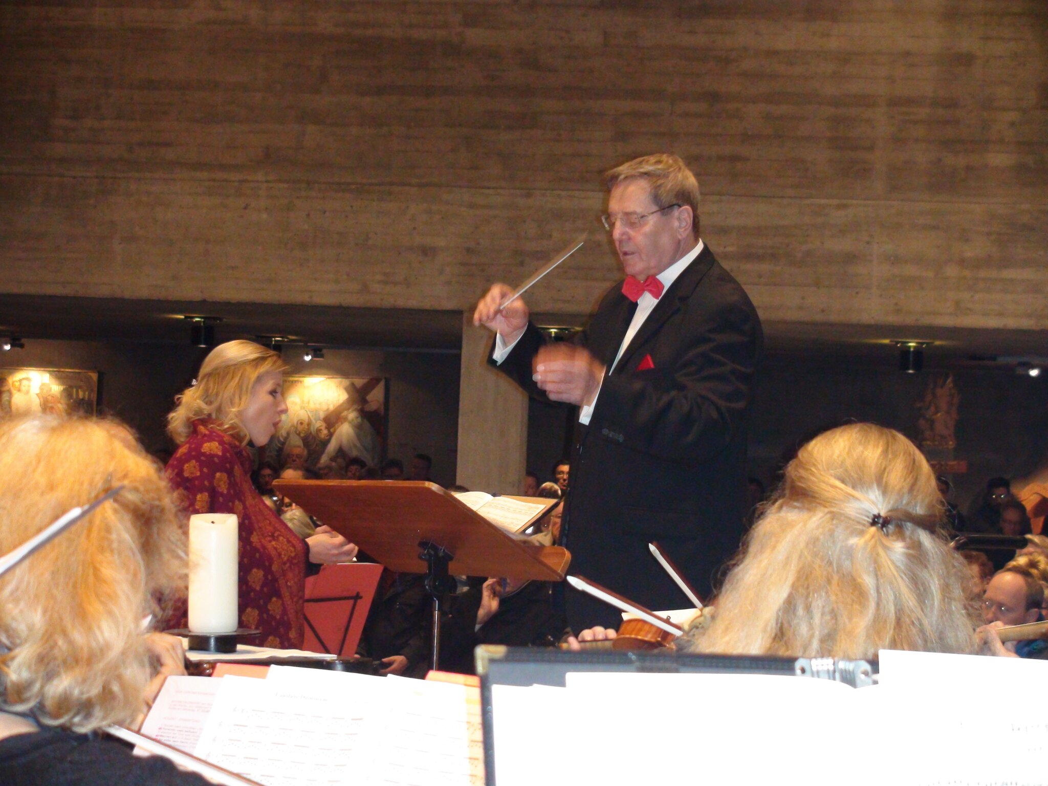 Abschied mit Orgel und Trompeten Josef Hauber dirigiert den Chor VOX