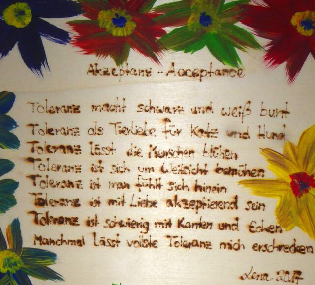 Poesie auf Holz - eines von vielen Ausstellungsstücken Von Lena Schmidt