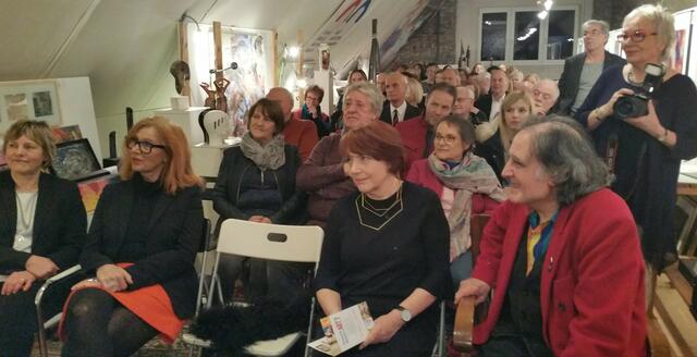 Vernissage-Gäste lauschen Marlies Stotz, MdL (SPD)