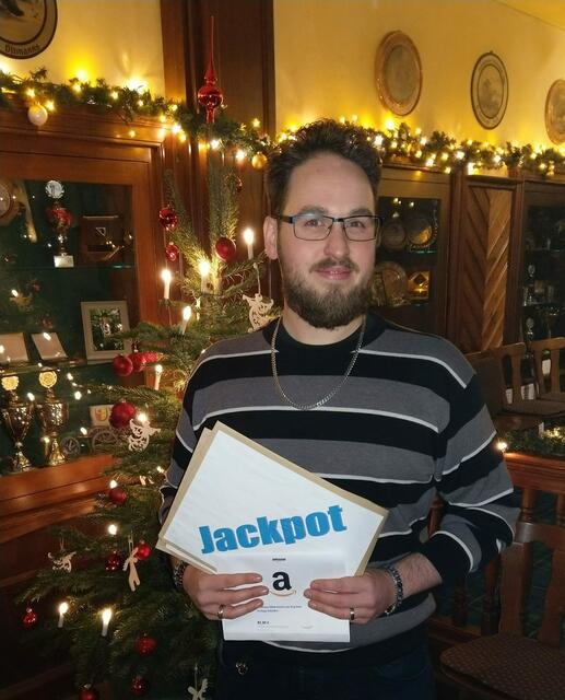 Daniel Kiesewetter, Sieger des Abends im Dezember, gewann einen Gutschein von Amazon und knackte zudem den "Freitags-Schießen-Jackpot"