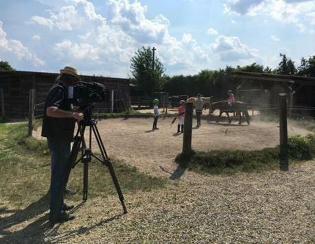 BR - Film am 6. Mai 2018 "Auf den Spuren der Alleen. Dreharbeiten beim Islandpferdehof in Friedberg | Foto: Bayerischer Rundfunk