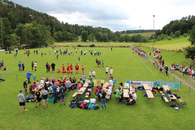 Beste Rahmenbedingungen für den Konficup auf dem Sportplatz Landau. Und wenn eine Abkühlung nötig ist: Das Freibad ist direkt nebenan.