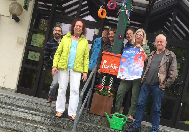 Mitglieder der BI Amisiedlung und der Poesieboten haben den wandernden Poesiebriefkasten eingepflanzt