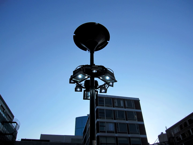 Die Licht- und Soundinstallation von Murray Gaylard an einer Laterne des Gräflichen Parks in Bad Driburg macht Hotelgästen und Parkbesuchern während der dunklen Jahreszeit ein erfrischendes Kompliment. Zusätzlich werden in der Orangerie des Gräflicher Park Health & Balance Resorts“ Collagen des Künstlers gezeigt. | Foto: Courtesy the artist and PPC Philipp Pflug Contemporary, Frankfurt am Main