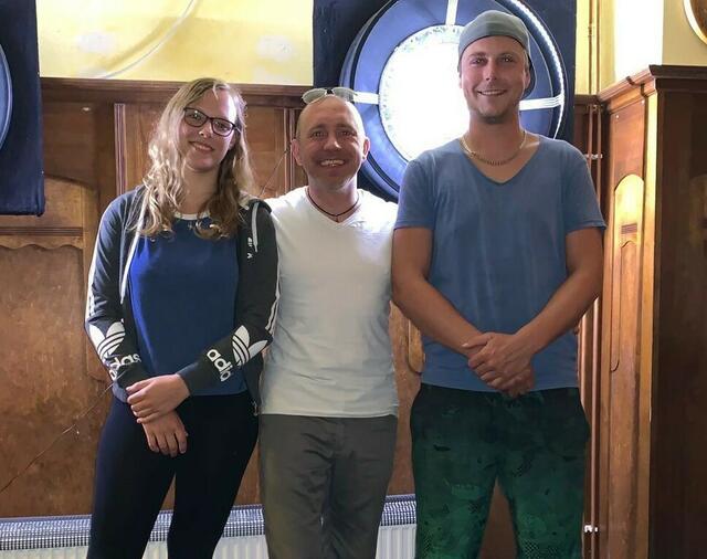 Tabea Marquardt (Platz 2 beim "vergangenen "Freitags-Schießen"), der Sieger des Abends Arne Bernhardt und Jan Habakuk Koch (Platz 3).