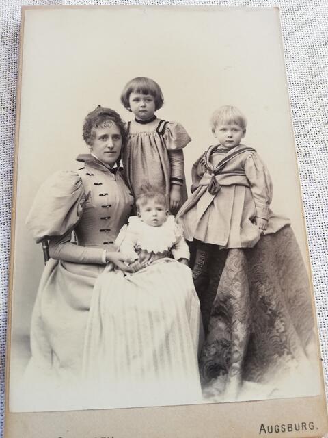 Charlotte Rappold mit ihren Kindern Alwine August und Egon
