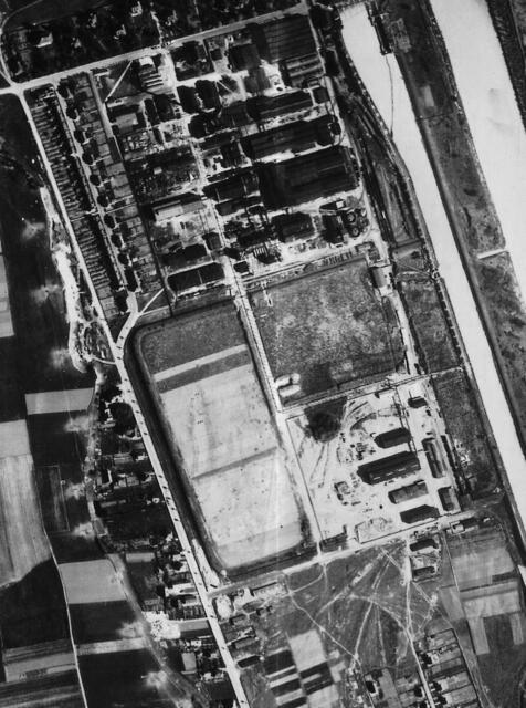 Luftbildaufnahme der Lechchemie und der Firma Transehe vom April 1945