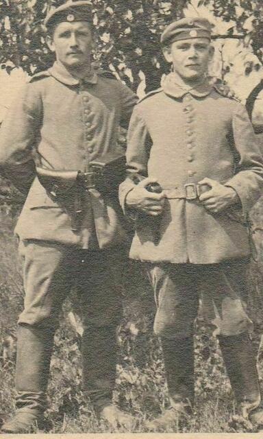 Johann Sturm im I. Weltkrieg (links)