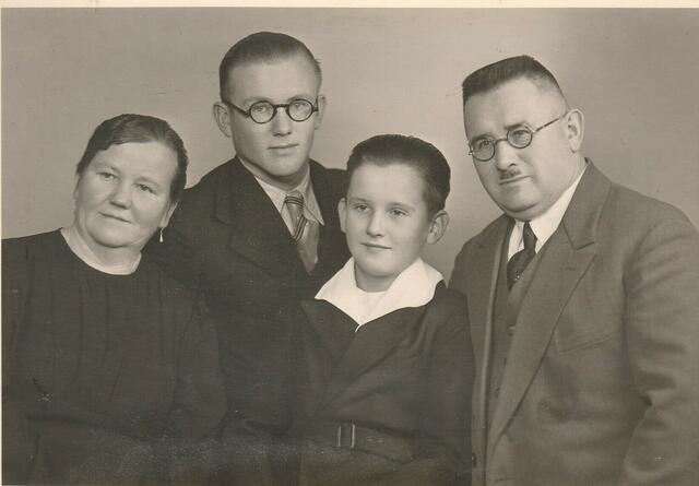 Johann Sturm (rechts) mit seiner Ehefrau Therese und den Söhnen Johann jun. und Hermann