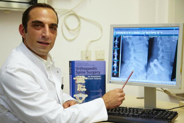 Professor Dr. Balkan Cakir, Wirbelsäulenspezialist und Chefarzt der Unfall- und orthopädischen Chirurgie der Wertachkliniken | Foto: Doris Wiedemann