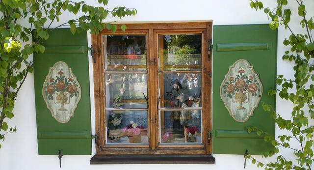 Hausschmuck mit Heiligen-Statue und Birken