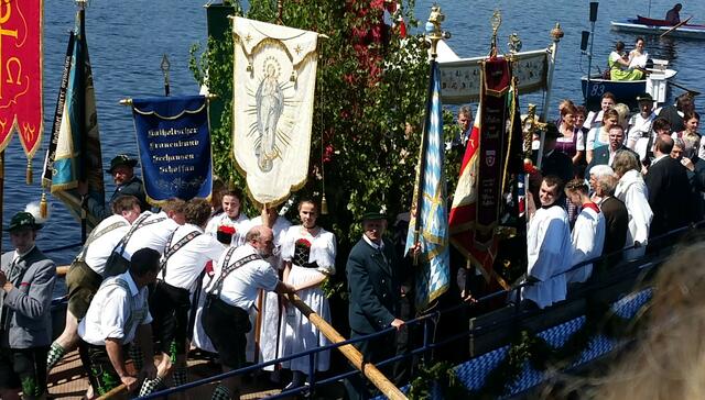 Fähre Himmel und Monstranz, Altardienst, Chor und Honoratioren