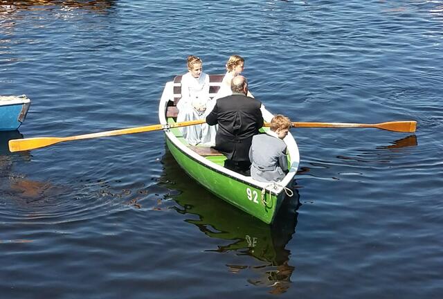 Boot mit Erstkommunion-Mädchen