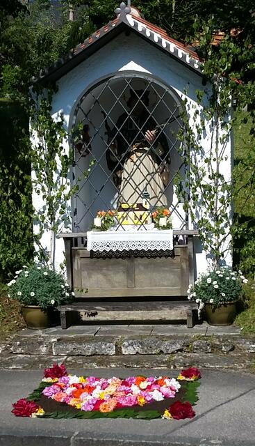 Blumenschmuck vor Wege-Kapelle