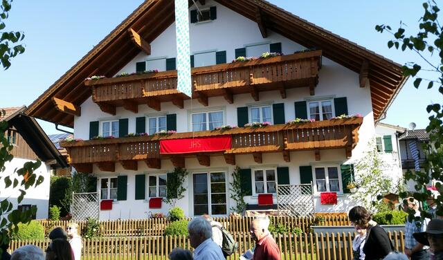 Seeprozession vom 04. Juni 2015 in Seehausen am Staffelsee: Hausschmuck mit Bayern-Fahne und JHS-Tuch