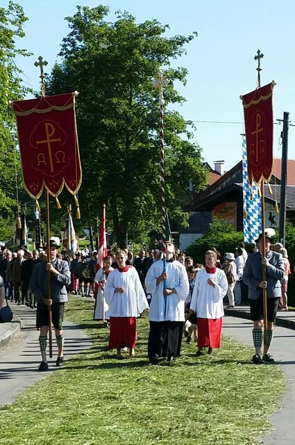 Prozession zieht über Grasweg