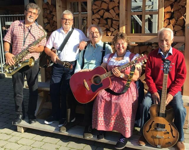 Erna Dirschinger und die Bäldle-Musikanten: Max Blei, Joe Kinzelmann, Werner Brigl, Felix Späth, es fehlt Anton Scheller | Foto: © Bild: Claudia Sautter CC