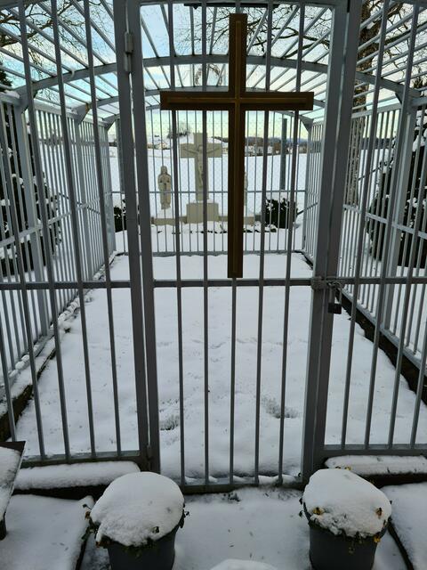 Rasenkreuz im Winter