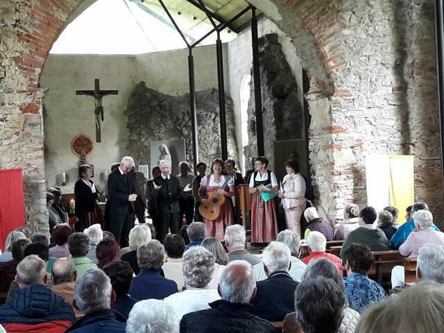 Erna Dirschinger und musikalische Freunde in der Ruinenkirche Spindeltal | Foto: © Bild: Erna Dirschinger CC