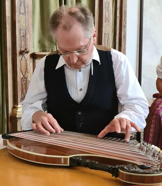 Uwe Schmid aus Pürgen und seine singende Zither beim Alpenländischen Mariensingen am 14. August 2022 in Maria Hilf Speiden