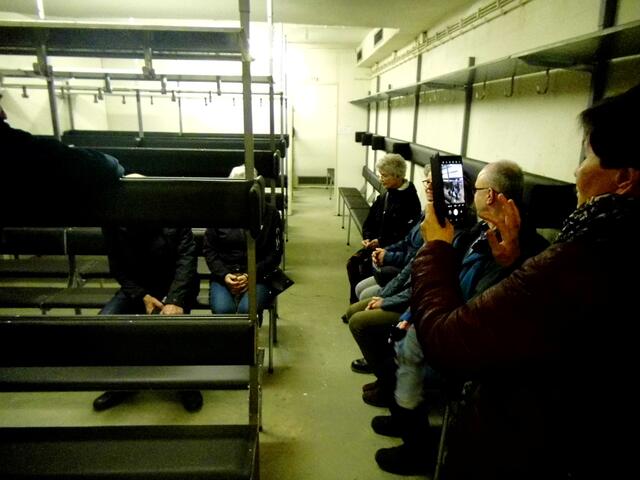 Ein typischer Aufenthaltsraum: 16 Stunden hier sitzen, dann, sobald die andere Schicht raus ist, für 8 Stunden in den Schlafraum.