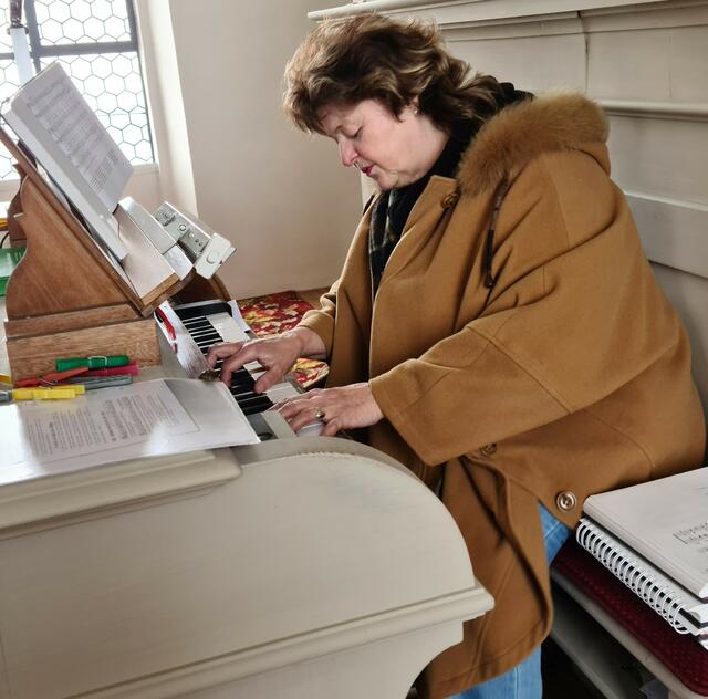 Erna Dischinger, Leiterin der Krebs-Selbst-Hilfe-Gruppe Buchdorf und Initiatorin des Bitt-Gottesdienstes an der Orgel von St. Thomas bei Maria im Strahlenkranz zu Gunzenheim