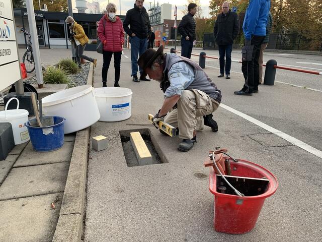 Gunter Demnig bei der Verlegung der Stolperschwelle in Gersthofen bei der ehemaligen Firma IG Farbwerke Hoechst, heute MVV Industriepark am 27.10.21