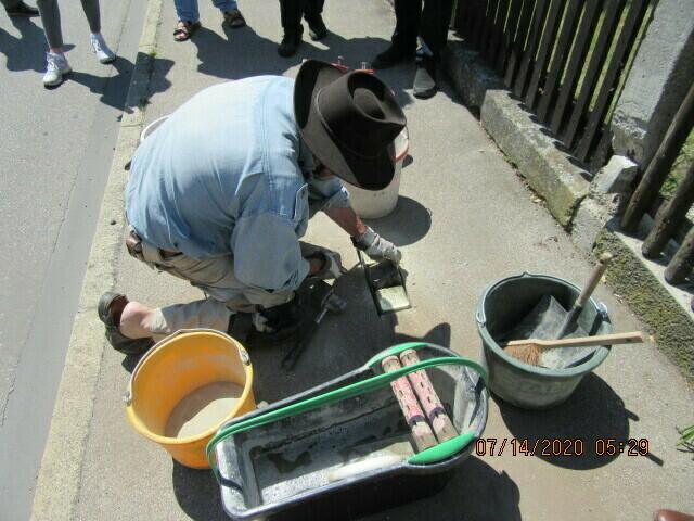 Gunter Demnig hat mittlerweile über 90 000 Stolpersteine in 26 Ländern verlegt.