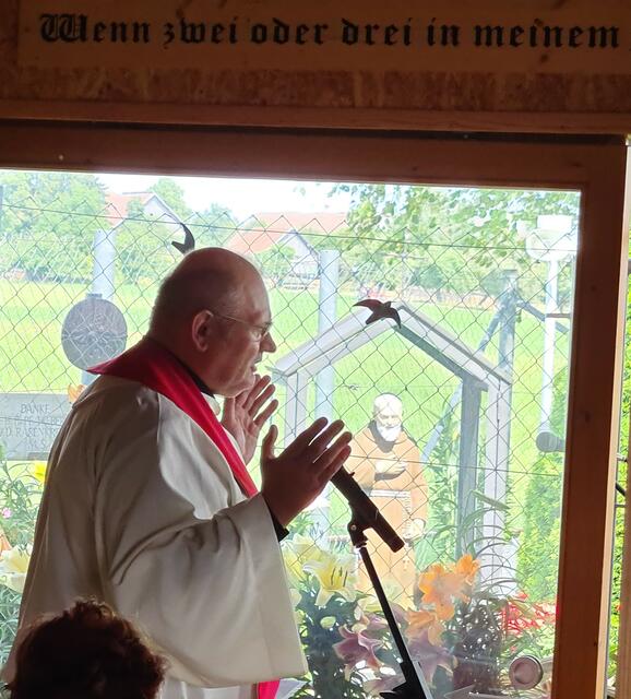 Pfarrer Hanspeter Milz bei Andacht zu 50 Jahre Rasenkreuz von Meggen