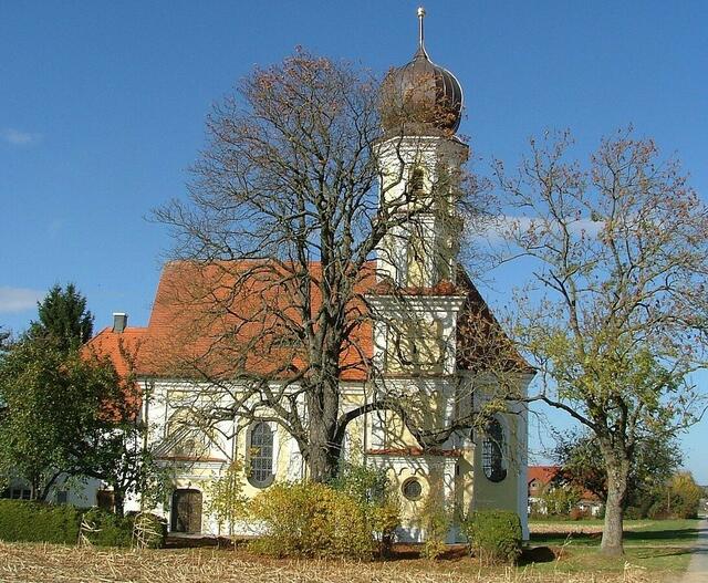 Hl. Kreuz Feldkirche Pless Außenansicht | Foto: © Bild: https://de.wikipedia.org CC 