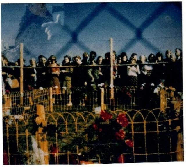 1972 Hand und männliche Gestalt über den Betern am Rasenkreuz  | Foto: © Bild: Privat 