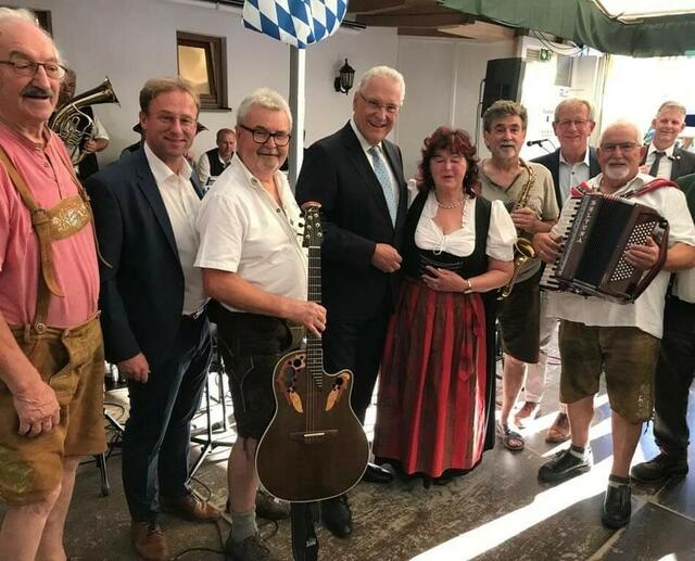 … im Hofgut Bäldleschwaige beim Singnachmittag, im Kreis von Erna Dirschinger und den Bäldle Musikanten | Foto: © Bild: Ulrich Baeuml CC 