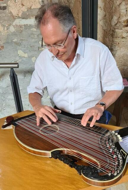 Uwe Schmid aus Pürgen mit seiner singenden Zither in der Ruinenkirche Spindeltal | Foto: © Bild: www.cmp-medien.de CC 