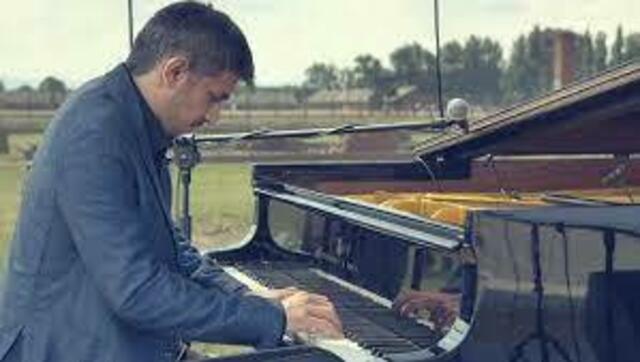 Adrian Gaspar am Flügel in Auschwitz | Foto: © Bild: http://www.adriangaspar.at CC 