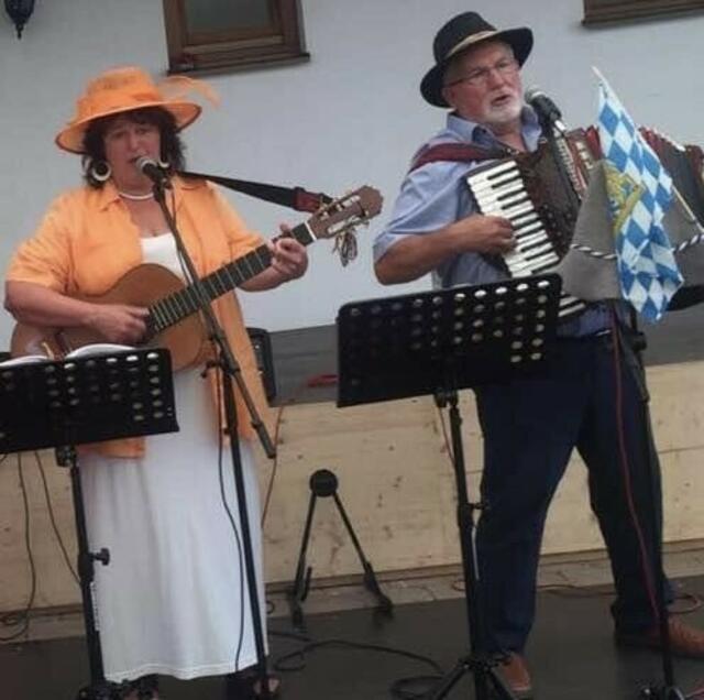 … Mut zum Hut mit Erna Dirschinger und den Bäldle Musikanten als Stimmungs-Garanten beim Bäldleschwaige-Singnachmittag | Foto: © Bild: privat CC 