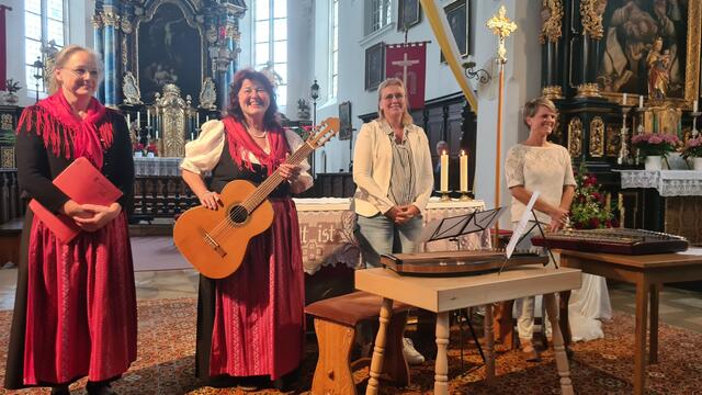 Ida Rau, Erna Dirschinger, Zither: Caroline aus Kaisheim, Hackbrett Nadja aus Buchdorf, Start der Hochwasser Benefiz-Konzerte in St. Walburga Monheim