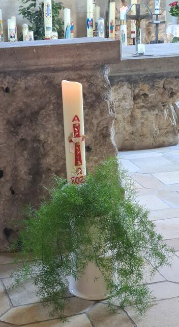 Osterkerze vor Asparagus