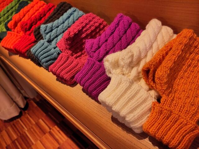 Am Samstag, 07.09.24 können beim Info-Stand beim Wochenmarkt, 9-12 Uhr, handgefertigte Arbeiten der offenen Strick- und Häkelrunde, gegen Spende erworben werden. Die Spenden gehen vollständig an die Königsbrunner Grundschulen, um für Schulkinder aus armutsbetroffenen Familien, notwendige Schulmaterial zu besorgen.   | Foto: Petra Fischer