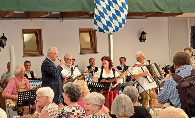 Bayerns Staatsminister des Inneren, für Sport und Integration, Joachim Herrmann, MdL singt mit, als Ehrengast im Hofgut Bäldleschwaige beim Singnachmittag vom 21. September 2023, im Kreis von Erna Dirschinger und den Bäldle Musikanten | Foto: © Bild: Ulrich Baeuml CC 