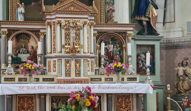 Hauptaltar St. Gordian und Epimachus Merazhofen mit wertvollem gestickten Altartuch zu Ehren der Rosenkranzkönigin