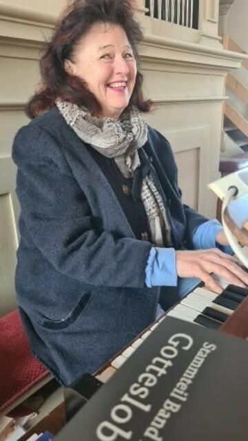 Erna Dirschinger an Orgel in Gunzenheim