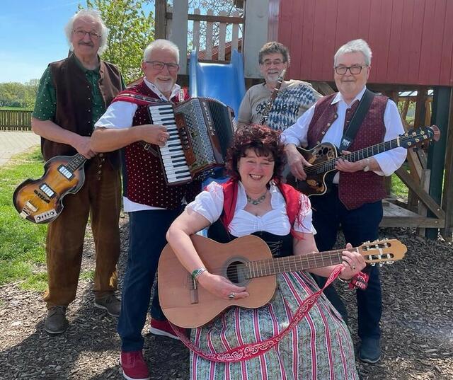 Erna Dirschinger und die Bäldle Musikanten: Stimmungs-Garanten der Bäldleschewaige-Singnachmittage im 12. Jahr | Foto: © Bild: privat CC 