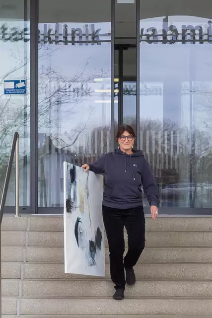 Die Vorsitzende des Kunstvereins Schwabmünchen, Kersten Thieler-Küchle, hat für die Wertachkliniken eine neue Ausstellung kuratiert. Deshalb werden die bisher ausgestellten Bilder gerade abgehängt, um Platz für die neuen Kunstwerke zu schaffen. Die Vernissage der neuen Ausstellung ist am 04. April um 19.30 Uhr. | Foto: Doris Wiedemann