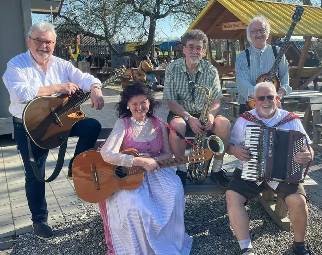 Erna Dirschinger und die Bäldle Musikanten: Stimmungs-Garanten der Bäldleschewaige-Singnachmittage im bereits 12. Jahr | Foto: © Bild: Anton Hermann CC 