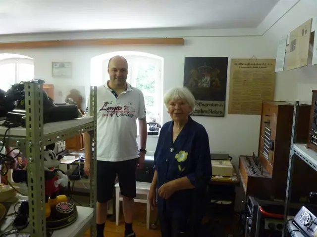 Bernd Schmid, der Sendeleiter des Museums-Ortssenders Wertingen auf MW 801 der immer zu den Öffnungszeiten ausstrahlt, mit Frau Schmied, einer Sachspenderin fürs Telefonmuseum.  | Foto: Otto Killensberger
