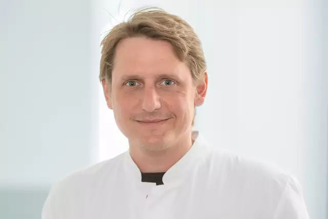 Man kann nicht wirklich voraussagen, wie schnell man sich nach einer Hüft-OP erholt. Aber es gibt ein besonders gewebeschonendes Verfahren, mit dem man möglichst schnell wieder auf die Beine kommt. Dr. Wild, der Leiter der Wertachpraxis und gleichzeitig Oberarzt der Unfall- und orthopädischen Chirurgie der Wertachkliniken in Bobingen, ist speziell dafür ausgebildet. Er erklärt am 7. Mai um 19.30 Uhr in der Singoldhalle Bobingen, Willi-Ohlendorf-Weg 1, für welche Fälle sich die Methode eignet und wann man überhaupt ein künstliches Hüftgelenk braucht. | Foto: Matthias Baumgartner