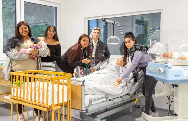 Im Simulationsraum der Berufsfachschule für Pflege an der Wertachklinik in Bobingen gibt es verschiedene computergesteuerte Puppen. Damit können Auszubildende sehr praxisnah pflegerische Tätigkeiten üben und Sicherheit für den pflegerischen Alltag aufbauen. | Foto: Doris Wiedemann