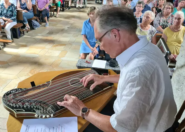 Uwe Schmid und seine singende Zither