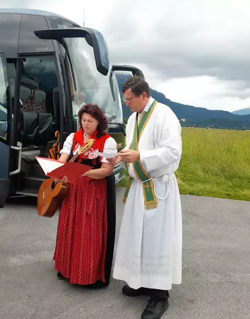 ... HeimatChor DonauRies zu Pfarrer Georg Guggemos ... | Foto: © Bilder: Centa Müller 